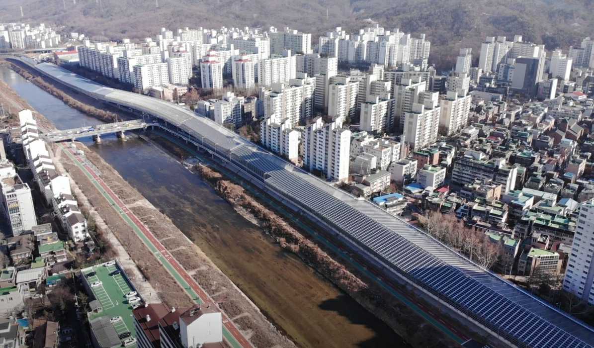 이미지: 서울 동부간선도로 (태양광 방음터널)